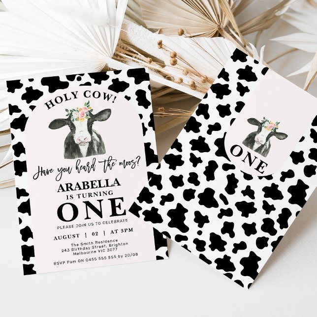 Invitación Arco de impresión de vaca negra en vaca sagrada 1e (Black and white holy cow 1st birthday invitation featuring a cow, black and white cow print and arch)