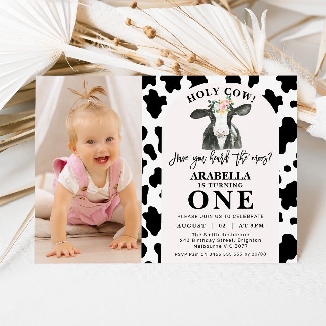 Invitación Arco de impresión para vacas negras Foto de vaca s (Black and white cow print, holy cow 1st birthday invitation featuring a cute cow and pink arch.)