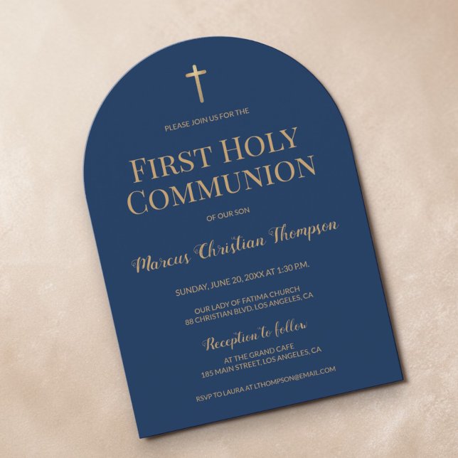 Invitación Arco de la primera comunión santa de Navy Blue Gol (Minimalist Navy blue and gold hue cross First communion arch card.)