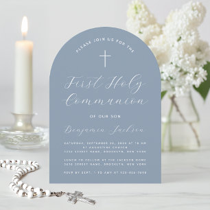 Invitación Arco de Primera Comunión Azul Polvo Moderno Script