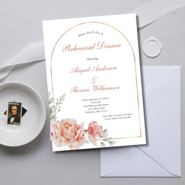 Invitación Arco floral rosa de rosa elegante cena de ensayo (Peach Blush Pink Rose Gold Arch Wedding Rehearsal Dinner Invitation)