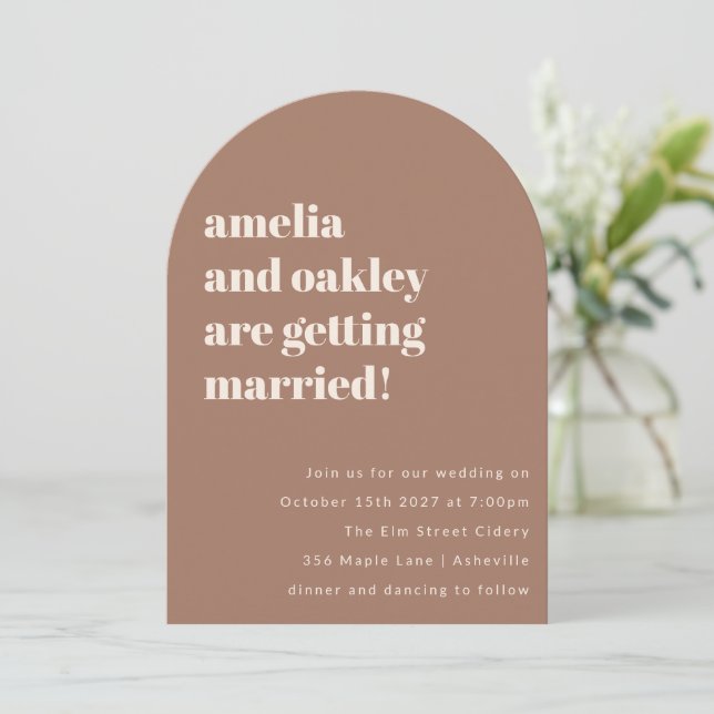 Invitación Arco retro Mocha suave Minimalista en negrita (Anverso de pie)