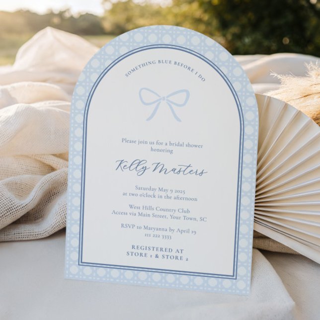 Invitación Arco Simple Algo Azul Ducha De Boda (Elegant bow something blue before I do arch wedding shower invitations with wicker print )