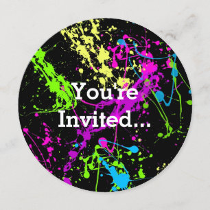 Invitación Arcoiris retro con manchas de pintura neón en negr