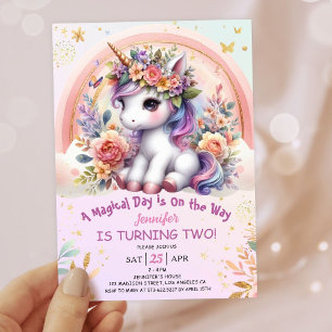 Invitación Arcoiris rosa floral de segundo cumpleaños de unic