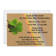 Arcoíris y trébol verde bebiendo irlandés  