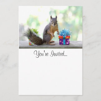 Invitación Ardilla con regalo envuelto