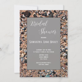 Invitación Arena y conchas de coral a orillas del mar, playa