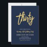 Invitación Armada y oro | Moda 30.º Fiesta de cumpleaños<br><div class="desc">Celebra tu día especial con esta sencilla y elegante invitación a la fiesta de cumpleaños número 30. Este diseño presenta un guión de pincel de moda con un diseño limpio en combinación color azul marino y oro. Más diseños disponibles en mi tienda BaraBomDesign.</div>