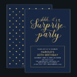 Invitación Armada y oro | Modern Surprise 50th Birthday Party<br><div class="desc">Celebra tu día especial con esta moderna plantilla de invitación para fiestas de cumpleaños. Este diseño presenta caligrafía en moda de color dorado con fondo marino.</div>