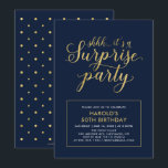Invitación Armada y oro | Modern Surprise 50th Birthday Party<br><div class="desc">Celebra tu día especial con esta moderna plantilla de invitación para fiestas de cumpleaños. Este diseño presenta caligrafía en moda de color dorado con fondo marino.</div>