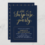 Invitación Armada y oro | Modern Surprise 50th Birthday Party<br><div class="desc">Celebra tu día especial con esta moderna plantilla de invitación para fiestas de cumpleaños. Este diseño presenta caligrafía en moda de color dorado con fondo marino.</div>