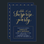 Invitación Armada y oro | Modern Surprise 50th Birthday Party<br><div class="desc">Celebra tu día especial con esta moderna plantilla de invitación para fiestas de cumpleaños. Este diseño presenta caligrafía en moda de color dorado con fondo marino.</div>