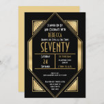 Invitación Art Deco Gold Frame 70th Birthday Party Black<br><div class="desc">Elegante estilo art déco para invitar a sus huéspedes a una velada de 20 años con esta elegante invitación dorada y negra para su fiesta de cumpleaños número 70. En la parte delantera, la tipografía está dentro del marco de estilo de los años 20 y puedes personalizar fácilmente la tipografía...</div>