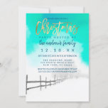 Invitación Artsy Winter Gold Verde azulados Navidades de pais<br><div class="desc">Esta atractiva y elegante invitación a la fiesta de Navidades es el diseño perfecto para su evento de temporada. Cuenta con un hermoso y majestuoso cielo verde y azul verde azulado con nubes esponjosas blancas y un paisaje de campo de invierno nevado junto con una falsa tipografía de oro impresa...</div>