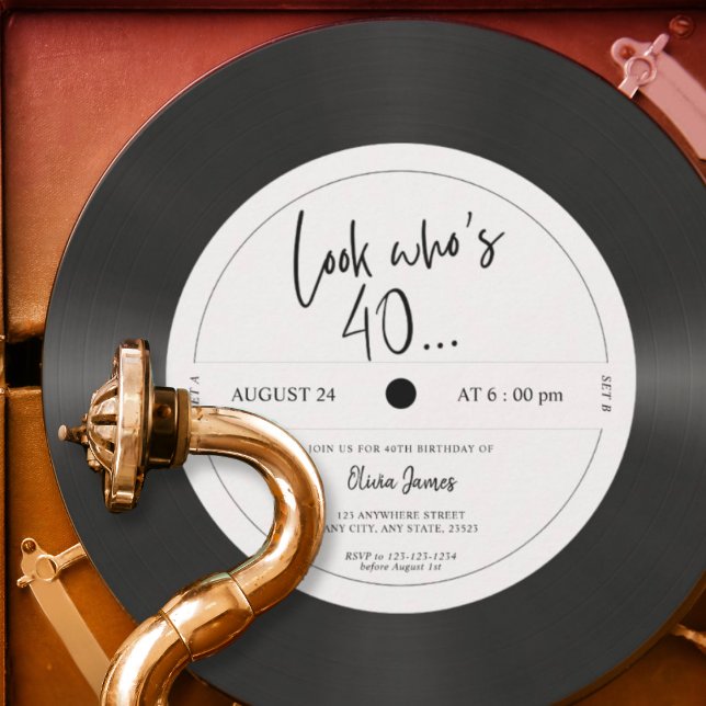 Invitación Aspecto de disco de vinilo retro mira quién cumple (Subido por el creador)