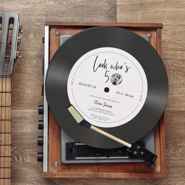 Invitación Aspecto de disco de vinilo retro Quién cumple 50,  (Subido por el creador)