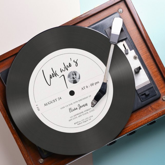 Invitación Aspecto de disco de vinilo retro Quién cumple 70,  (Subido por el creador)