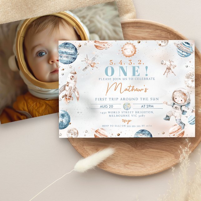 Invitación Astronauta azul en primer viaje por el domingo cum (Boys First Trip Around the Sun 1st Birthday Invitation Photo on the Back  Cute Astronaut Outer Space)