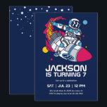 Invitación Astronauta de Dabbing Rocket Space Kids Cumpleaños<br><div class="desc">Diseño perfecto para niños,  niños o chicas que aman el astronauta,  el espacio exterior,  el cohete,  el universo,  los planetas,  las estrellas y la galaxia. Perfecto para la fiesta de cumpleaños temática espacial. Puede personalizar de la redacción para que se ajuste a otras ocasiones.</div>
