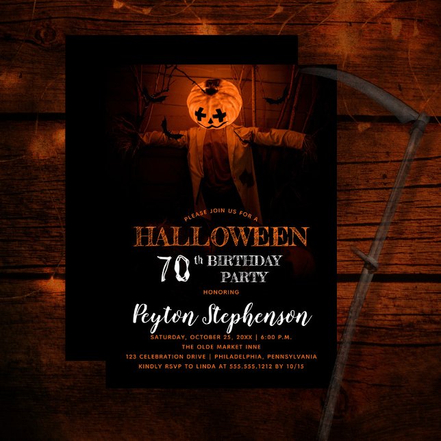 Invitación Asustada Calabaza Halloween 70 cumpleaños (Creepy barn scene pumpkin scarecrow adult Halloween 70th Birthday Party Invitation)