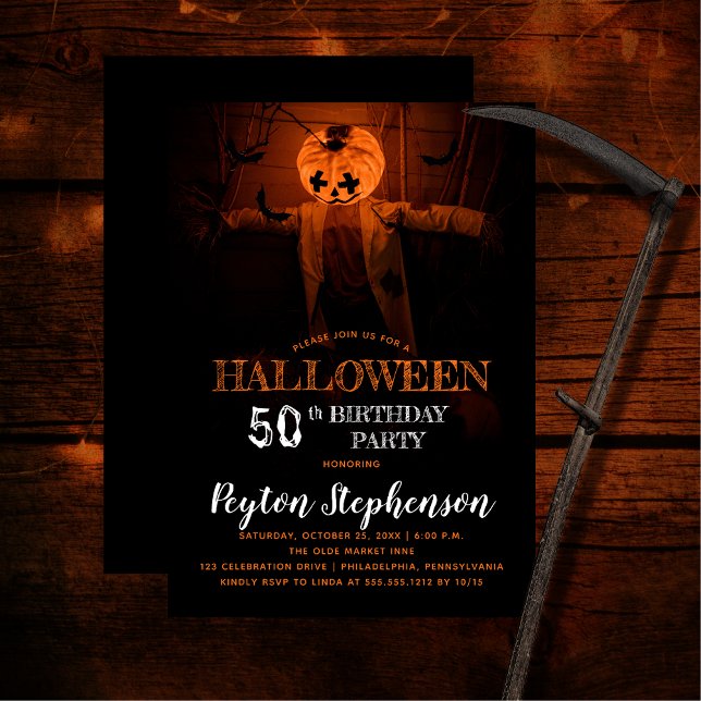 Invitación Asustada Calabaza Halloween Fiesta de cumpleaños n (Creepy barn scene pumpkin scarecrow adult Halloween 50th Birthday Party Invitation)