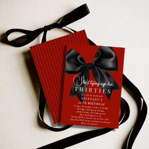 Invitación Atando mis 30 años Lazo negro rojo intenso Cumplea