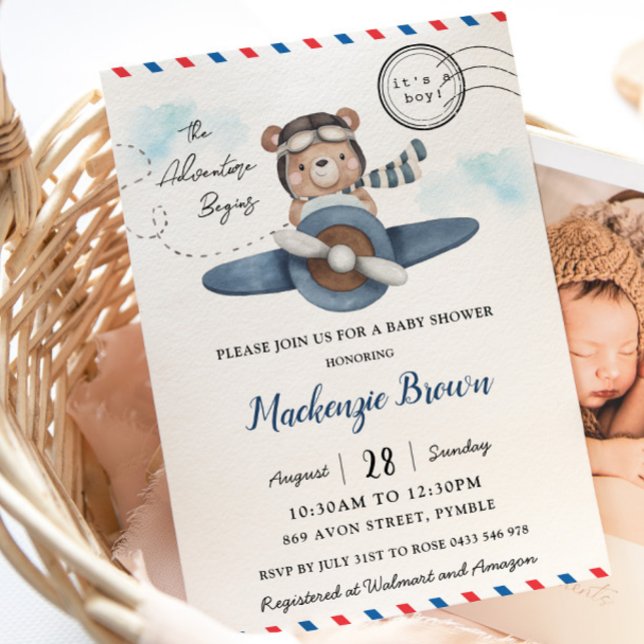 Invitación Aventura con avión de oso lindo comienza Baby Show (cute bear riding a blue plane postcard style invitation adventure begins baby shower invitation )