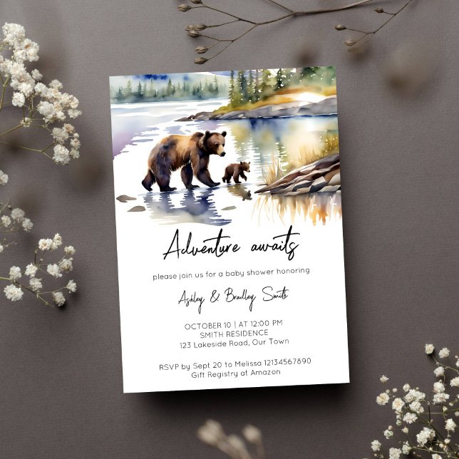 Invitación Aventura espera el cachorro de oso con la mamá beb (Adventure awaits Alaskan wilderness baby bear cub mother bear by the river baby shower invitation)
