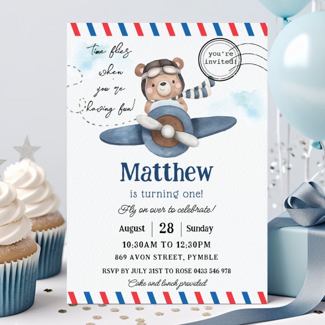 Invitación Avión azul de oso lindo vuelo Un primer cumpleaños (cute bear riding a dusty blue vintage plane 1st birthday party invitation card printed and digital)