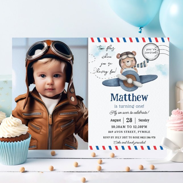 Invitación Avión de Oso Cute Vuelos Una foto de primer cumple (teddy bear riding a blue plane adventure time flies turning one 1st birthday picture invitation  )