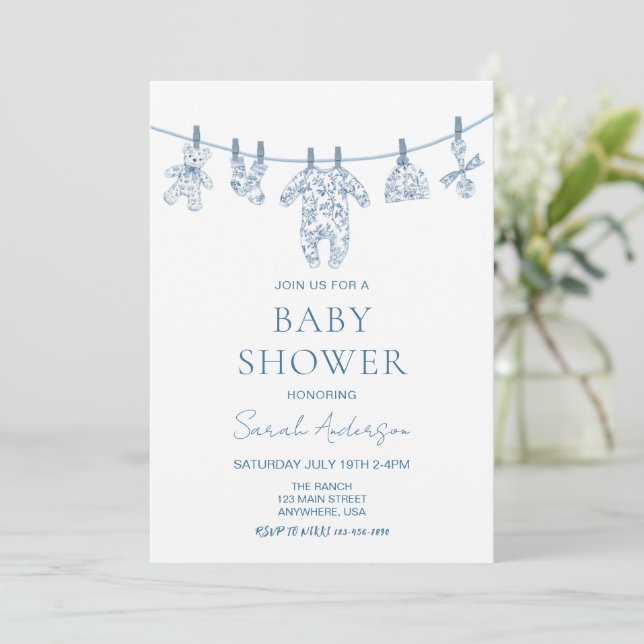 Invitación Azul Chinoiserie Toile ropa para bebé Baby Shower (Anverso de pie)