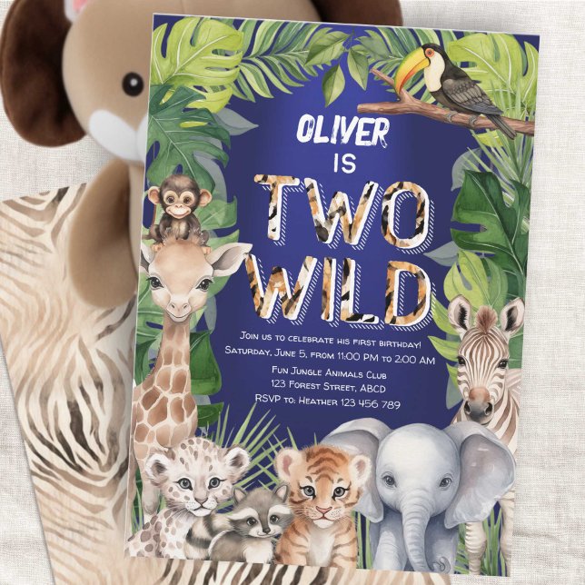 Invitación Azul marino Dos salvajes Safari de la Selva 2º cum (Navy Blue Two Wild Boy 2nd Birthday Invitation, Safari Themed Jungle animals birthday invite.)