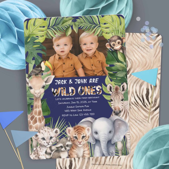 Invitación Azul marino salvaje de la Marina, gemelos foto tem (Twins wild one, baby boy 1st birthday invitation, navy blue, safari jungle animals theme.
)