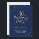 Invitación Azul marino y oro | Moda moderna 30 Fiesta de cump<br><div class="desc">Celebremos su día especial con esta elegante invitación de cumpleaños número 30. Este diseño presenta una tipografía de oro de moda y elementos dorados con un fondo azul marino. Se puede personalizar el texto y el color de fondo. Hay más artículos a juego disponibles en mi tienda BaraBomDesign. Si necesita...</div>