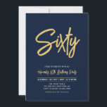 Invitación Azul marino y oro | Moda Sesenta y sesenta cumplea<br><div class="desc">Celebra tu día especial con esta sencilla y elegante invitación a la fiesta de cumpleaños número 60. Este diseño presenta un guión de pincel de moda "Sixty" con un diseño limpio en combinación de colores negro y dorado. Puede personalizar el texto a cualquier edad o evento. Más diseños disponibles en...</div>