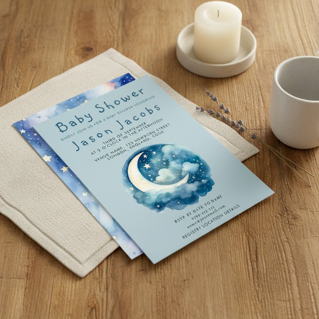 Invitación azul para estrellas y bebés en luna (Stars and moon baby shower blue invitation with fluffy clouds and dreamy crescent moon.)