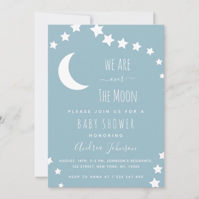 Invitación Azul polvoriento sobre la luna y estrellas Crecien (Anverso)