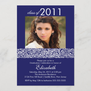 Invitación azul y blanca de la graduación de la