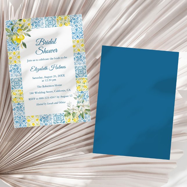Invitación Azulejos azules mediterráneos y ducha de novia con (Mediterranean Blue Tiles and Lemons Bridal Shower Invitation on a dry palm leaf.)
