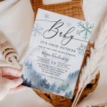 Invitación Baby It's Cold Outside Winter Mountain Baby Shower<br><div class="desc">Carta de invitación moderna a la ducha para bebés con arte acuático de la montaña invernal con pinos con copos de nieve. El texto dice "Bebé,  hace frío afuera".</div>