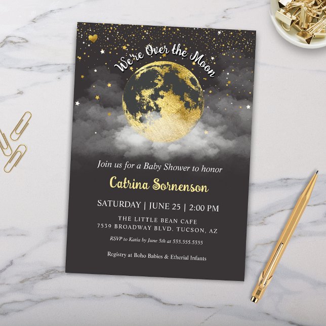 Invitación Baby Shower Celestial de la Luna y las Estrellas (Modern Black and Gold Celestial Baby Shower Invitation with Over the Moon Theme)