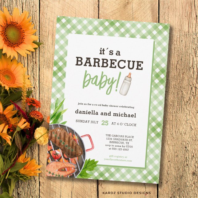 Invitación Baby Shower de Barbacoa con Cuadros Rústicos Verde (Front of the invitation is shown in 5x7-inch. Choose size, paper, and corner style.)