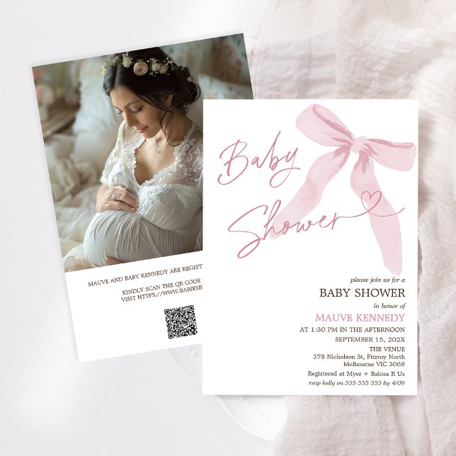 Invitación Baby Shower de código QR de Bow rosado moderno (Minimalist Girls Pink Bow baby Shower Invitation With QR Code, Bow Baby Shower Invitation Template)