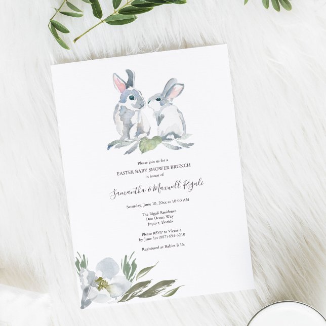 Invitación Baby Shower de conejita neutral de género (Gender neutral baby shower invitations nature theme watercolor bunny rabbits with florals.)
