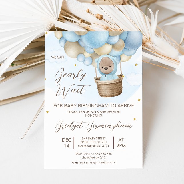 Invitación Baby Shower de espera de globo azul Hotair (Boy's blue beige hotair balloon bearly wait for baby to arrive baby shower invitation.)