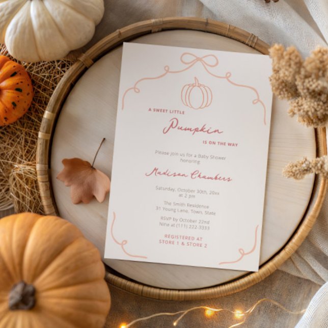 Invitación Baby Shower de la caída de la calabaza pequeña y d (Fall sweet little pumpkin baby shower invitation with hand drawn ribbon bow and handwritten font)