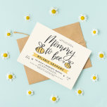 Invitación Baby Shower De Mamá A Abeja Lettering Y Honeycomb<br><div class="desc">Esta invitación a la ducha para bebés muestra "Mami to bee" con letras adorables con un poco de corazón y dos abejas dibujadas a mano. El nombre de la futura madre aparece en las capitales rústicas debajo contra un audaz cartel amarillo. Los detalles de la ducha están en el fondo,...</div>