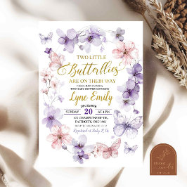 Invitación Baby Shower de mellizos florales de mariposa morad