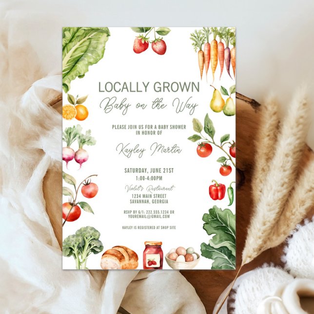 Invitación Baby Shower de mercado de granjeros rústico de cos (Locally Grown Farmers market baby shower invite with rustic fruits, veggies, and sweet garden charm)